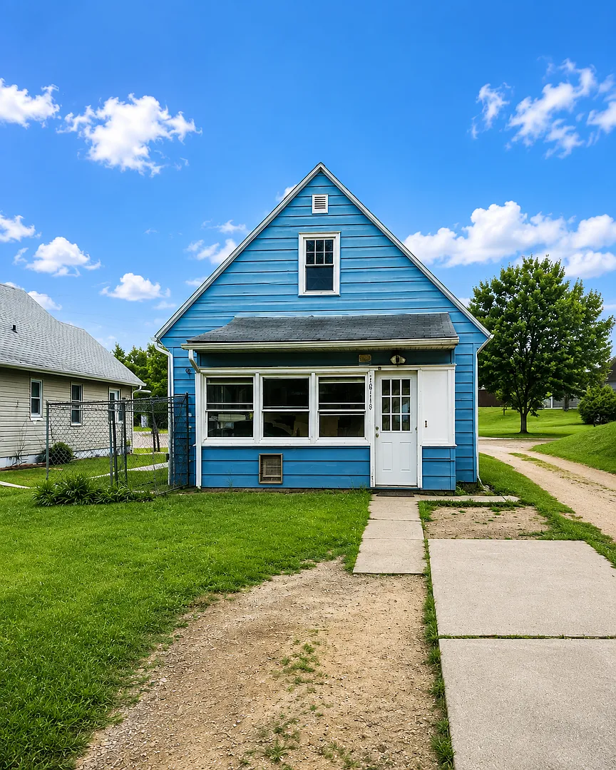 Charming 2-Bedroom Home with Basement & Porch in Clinton, IA — Photo 1