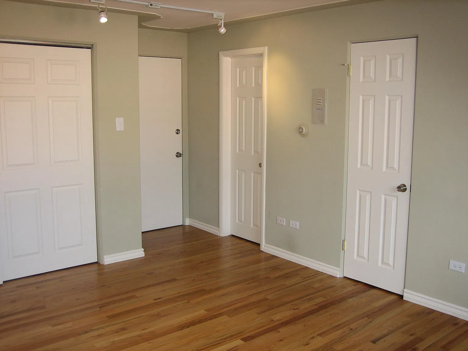 Studio, $1,200 — Photo 1