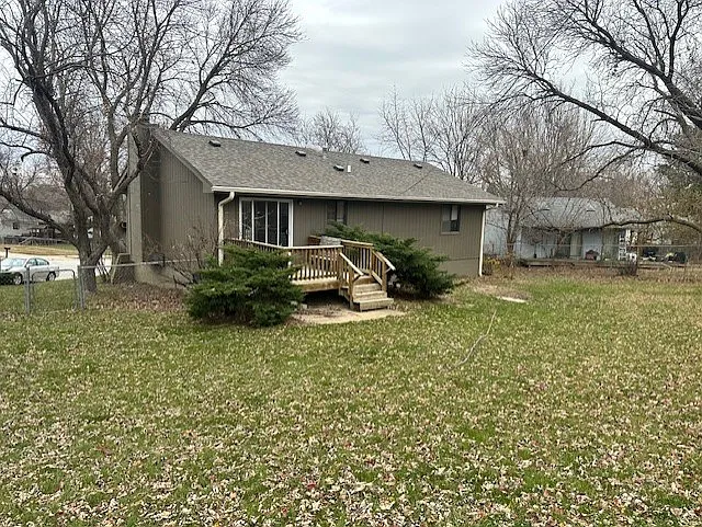 7910 Clover Ct — Photo 12