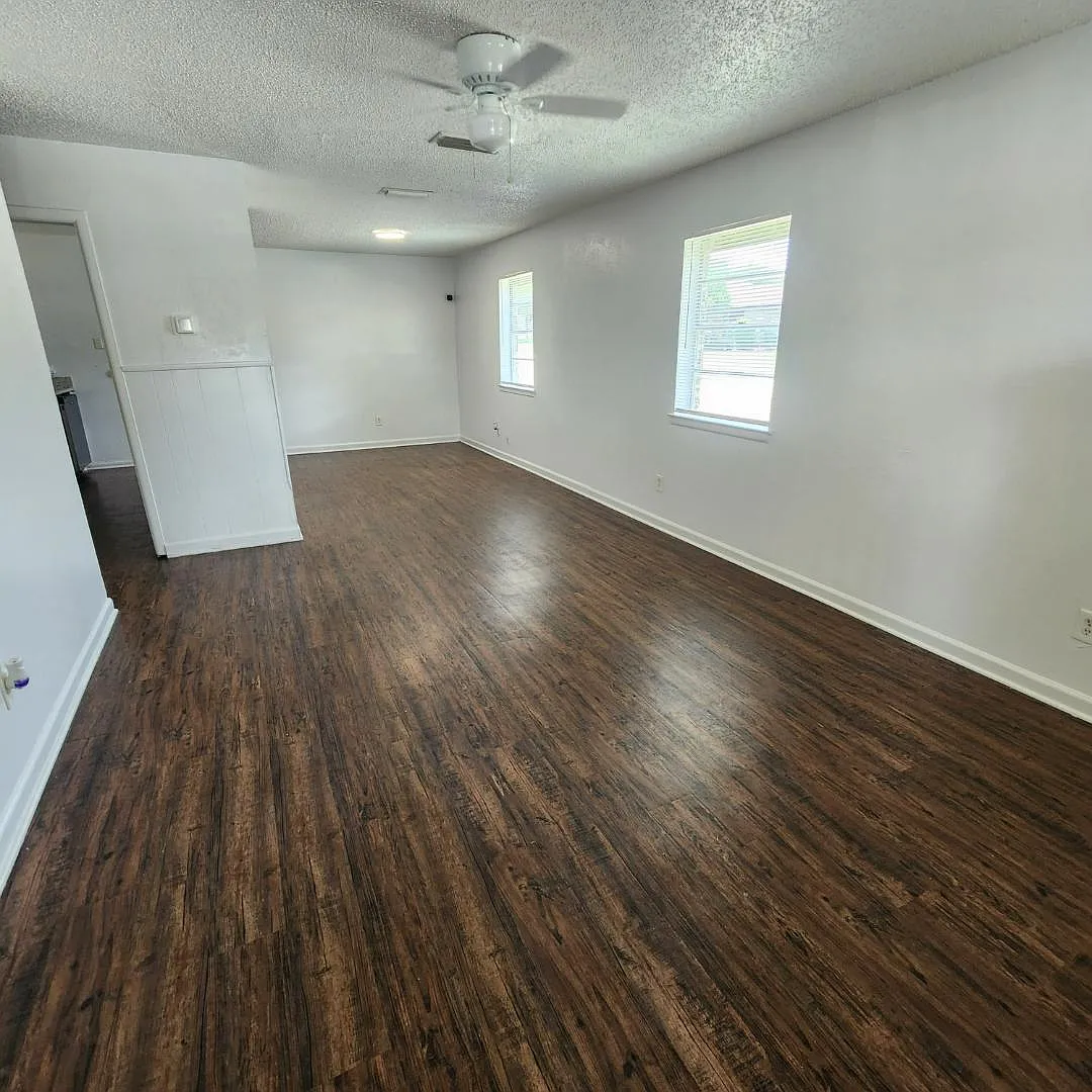 2417 Lakeshore Dr — Photo 2