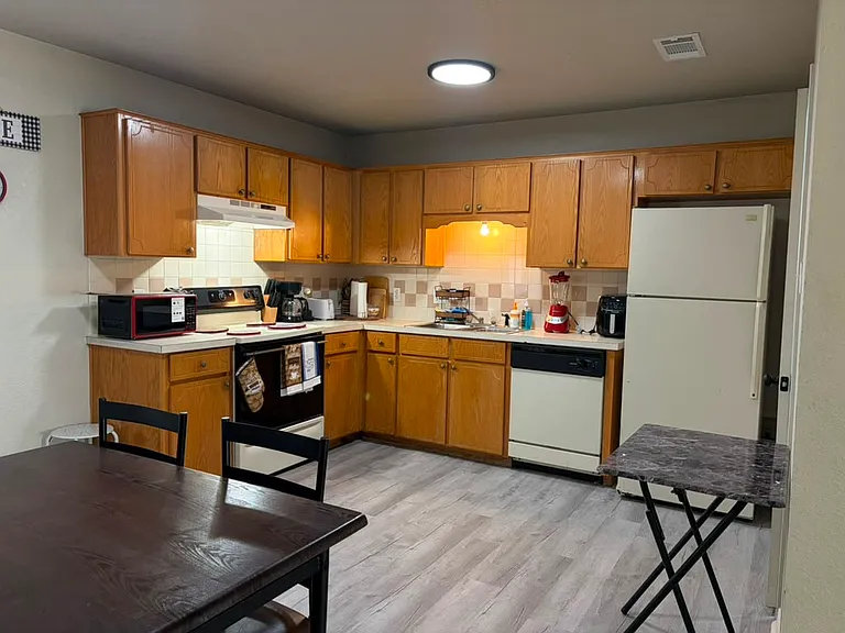 2812 Cantabrian Dr #B — Photo 20