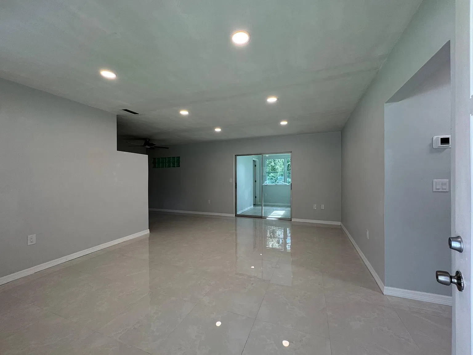 2 bed, 946 sqft, $1,540 — Photo 2