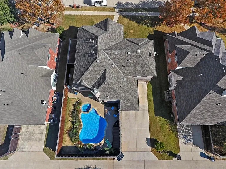 7585 Ravenhill Dr — Photo 7