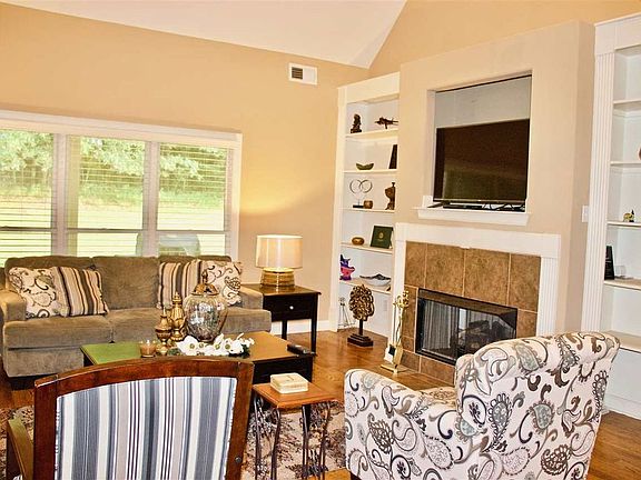 3rd image of 654 Rocky Brook Dr