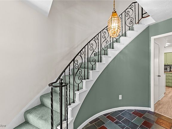 3rd image of 10 Meadowlawn Dr Unit 4