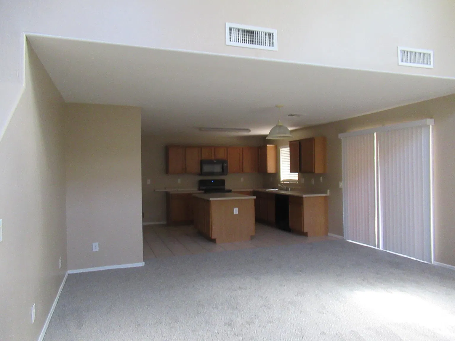 4 bed, 2049 sqft, $1,825 — Photo 4