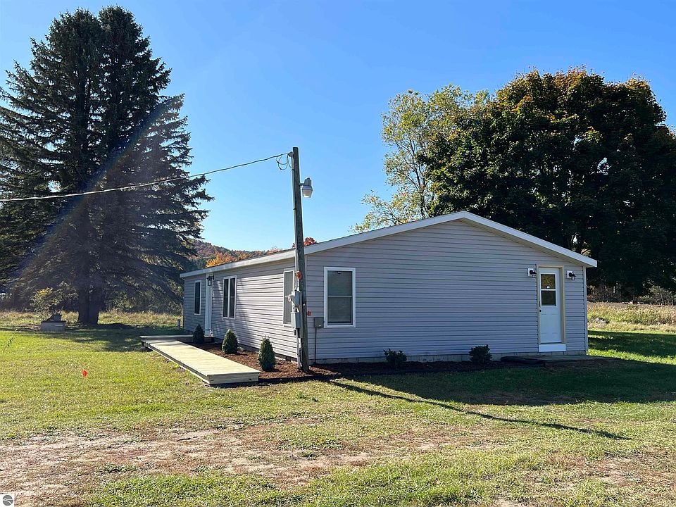 18092 Karlin Rd, Thompsonville, MI 49683 Zillow