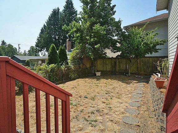3rd image of 517 NE 170th Ln