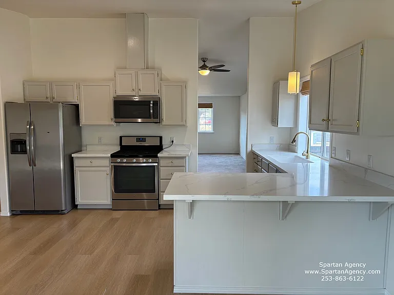 1020 Academy St — Photo 10