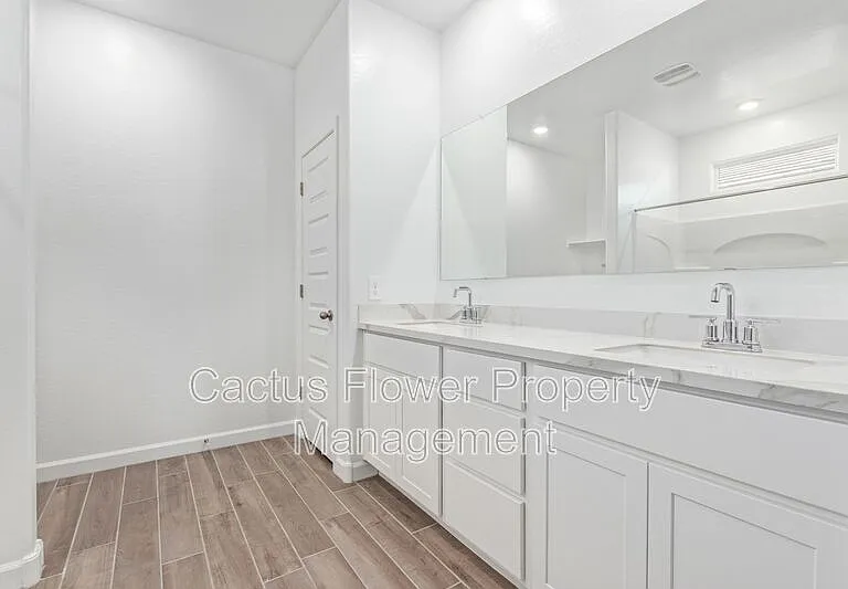2124 W Sombra Ave — Photo 18