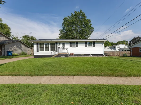1412 Hiawatha Ln, Camanche, IA 52730