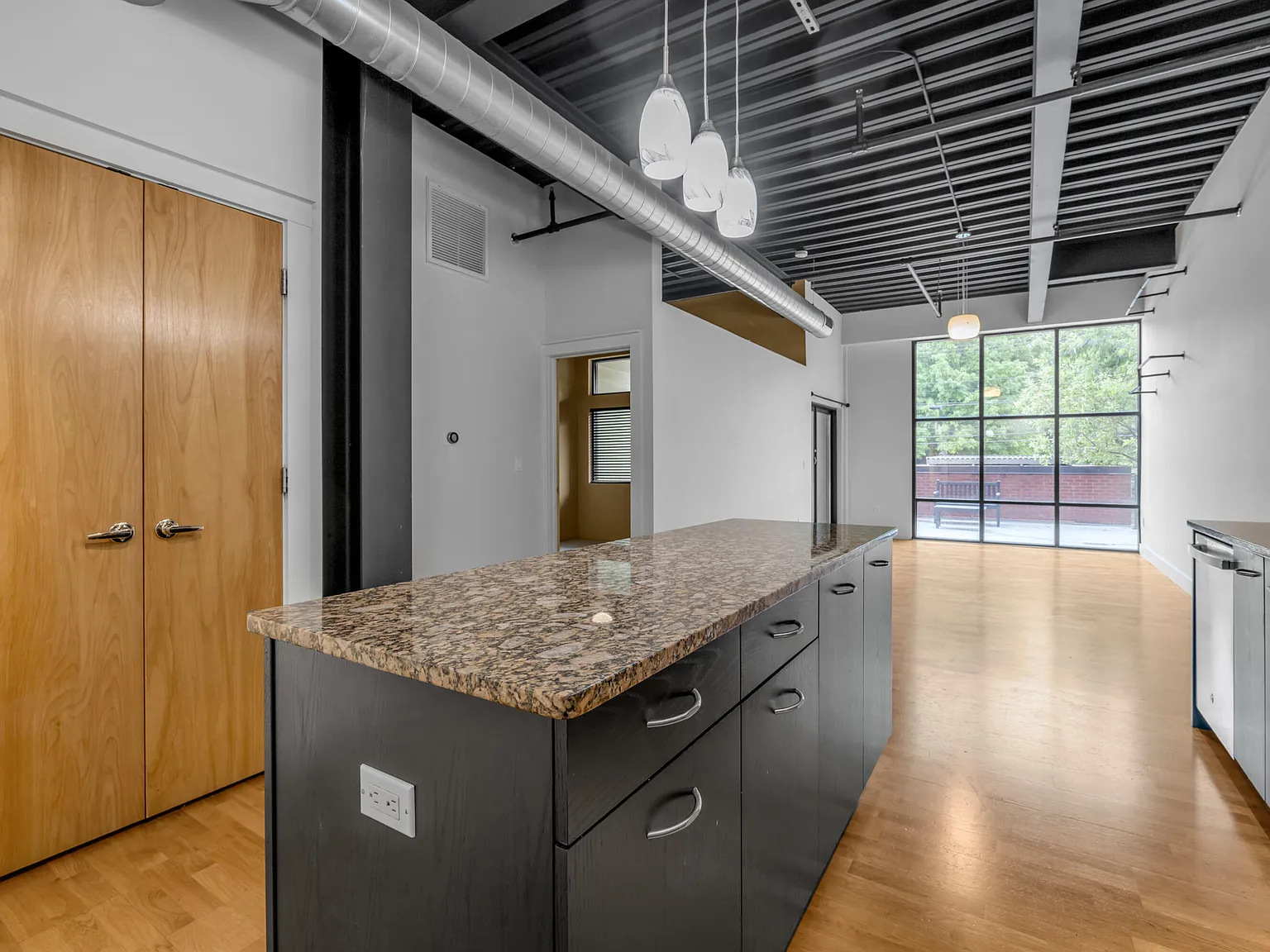 2 bed, 2.0 bath, 1068 sqft, $1,900 — Photo 2