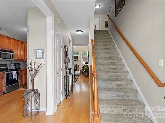 3rd image of 1823 Lookout Ln