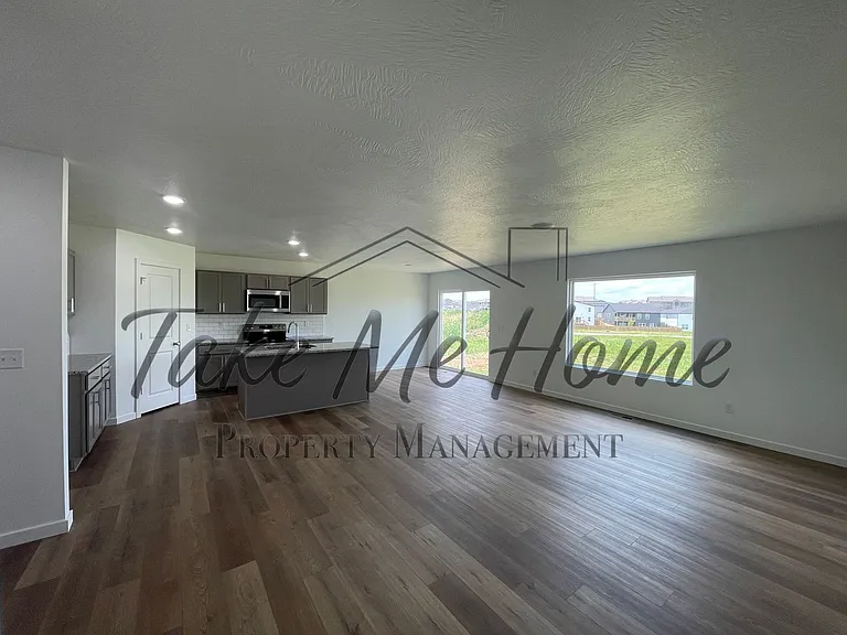 1737 N Boxwood Dr — Photo 3