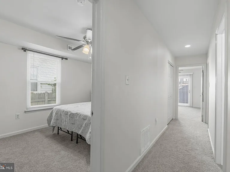 413 Beach Ave W #B — Photo 7