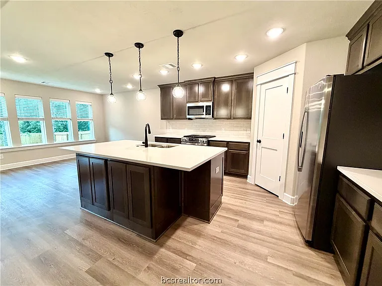 1216 Bridgewater Dr — Photo 4
