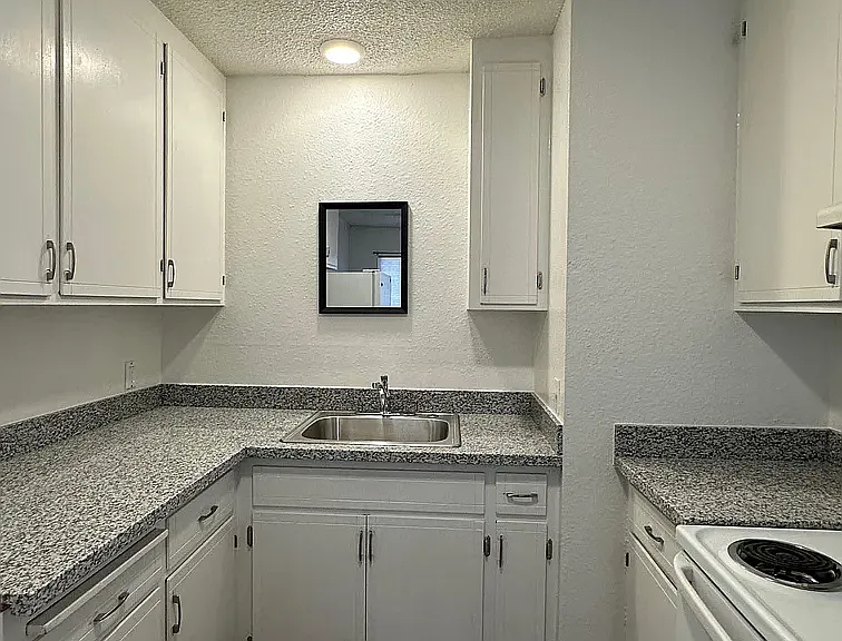 15 Royale Ave #11 — Photo 3