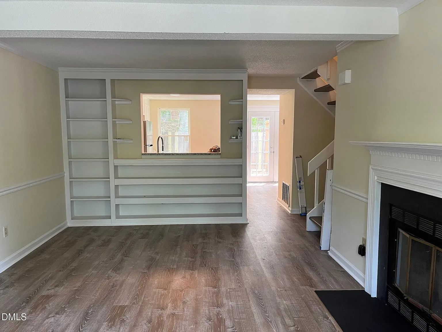 2 bed, 1.5 bath, 1350 sqft, $1,595 — Photo 2