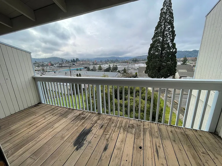 27 NW Mountain View Dr — Photo 9