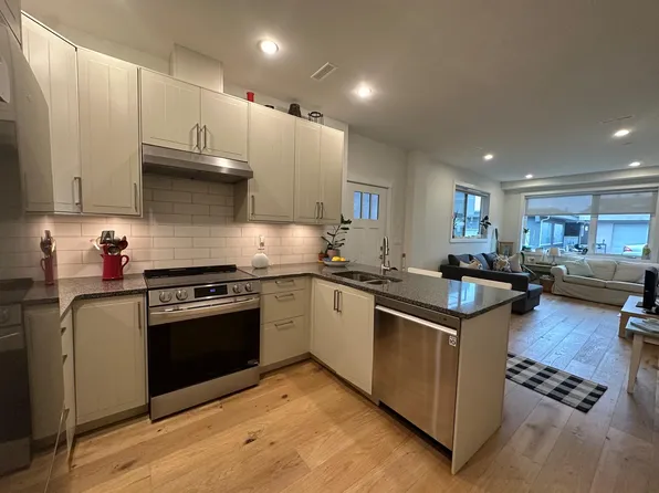 15536 Columbia Ave #15536, White Rock, BC V4B 1K4