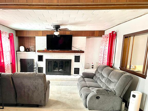 4th image of 255 W Main St
