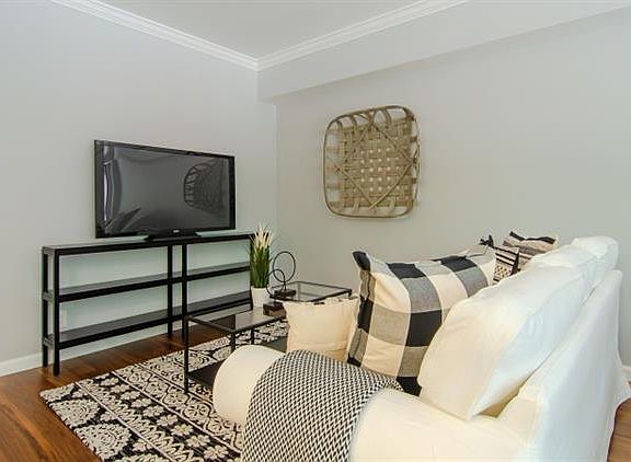 3rd image of 609 W So Orange Ave #2C