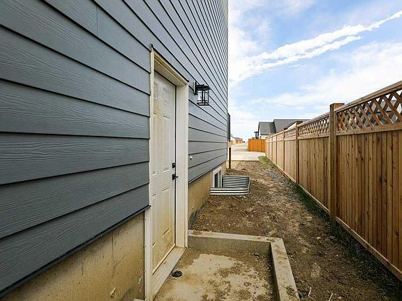 4th image of 411 S Caledonia Blvd W