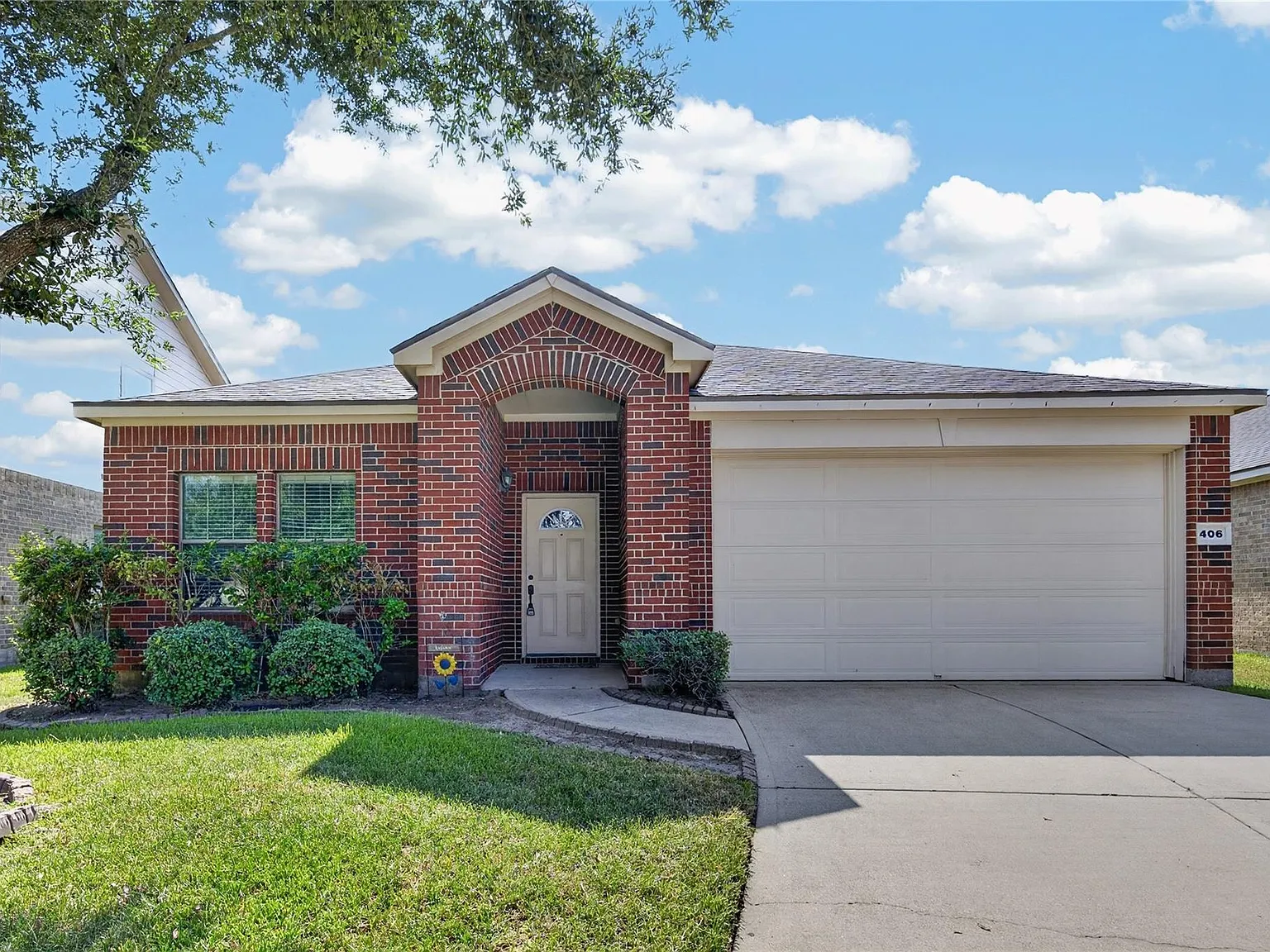 3 bed, 2.0 bath, 2066 sqft, $2,200 — Photo 2