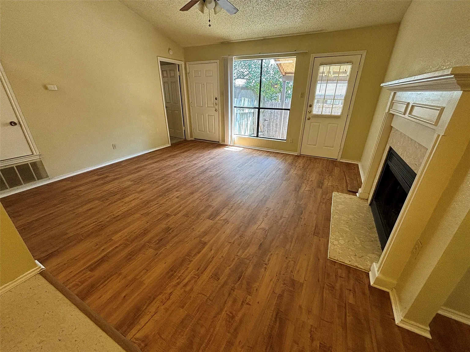 3 bed, 2.0 bath, 1057 sqft, $1,545 — Photo 3