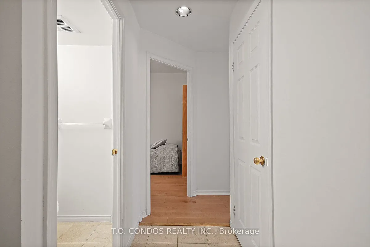 Building Photo - 909 Bay St #1806