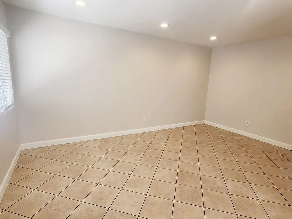 Living room - view 1
