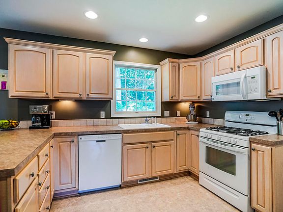 4th image of 15283 Vintage Ave