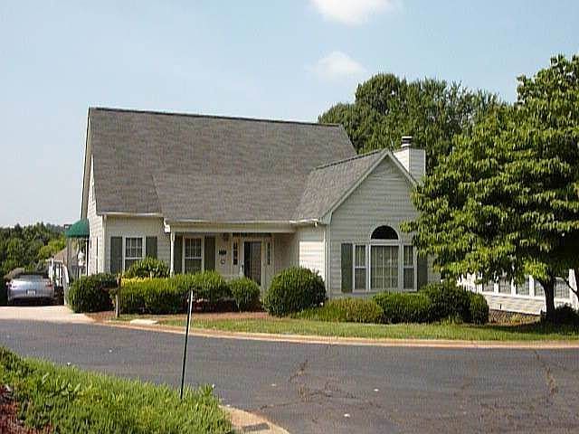 Carefree Living-no yard care and neighborhood pool