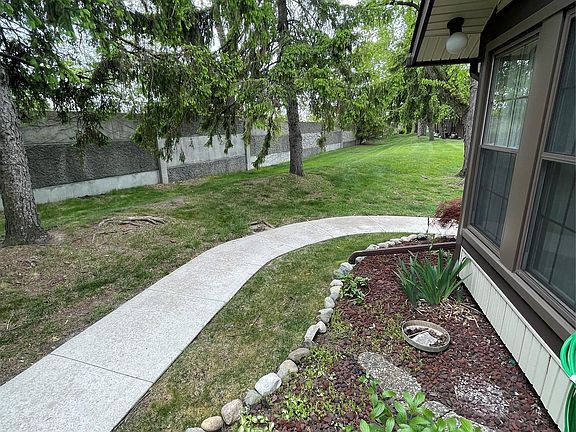 3rd image of 40524 Newport Dr