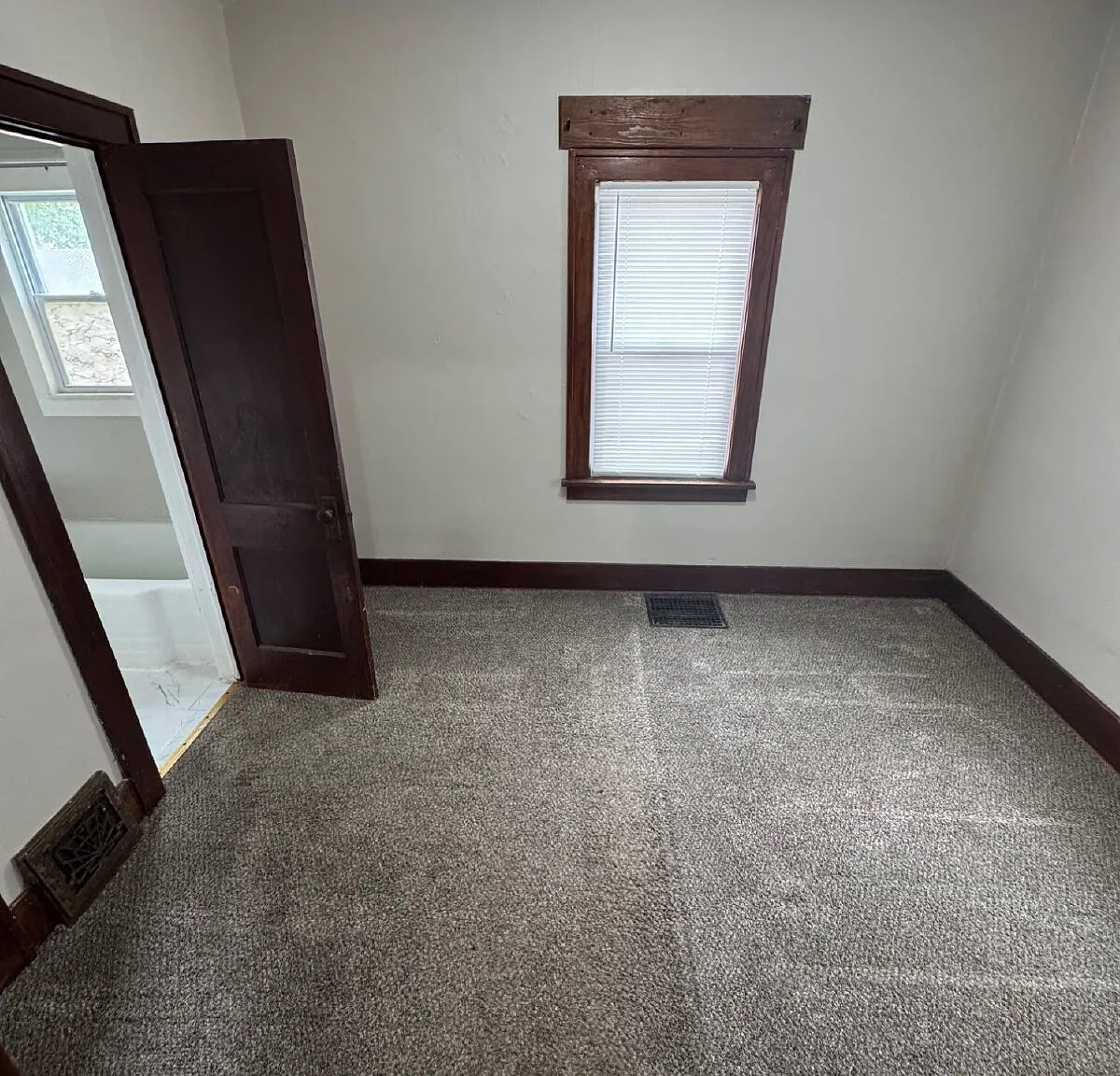 2 bed, 1.0 bath, 1282 sqft, $850 — Photo 4