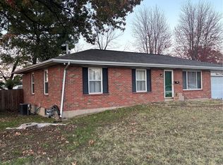 1205 Fox Run Dr, Florissant, MO 63033