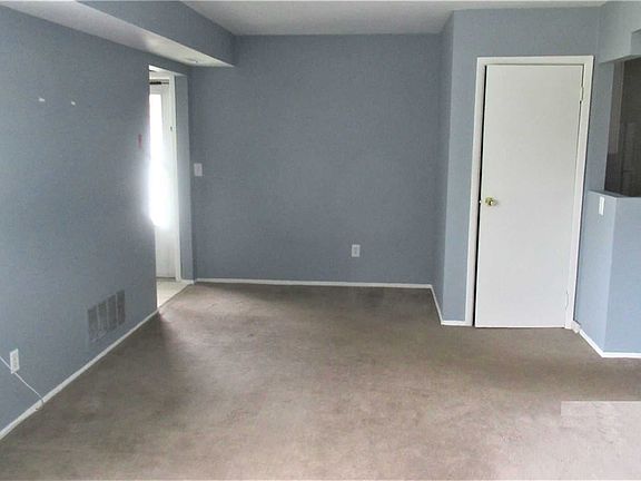 3rd image of 135 Pointe Cir #135