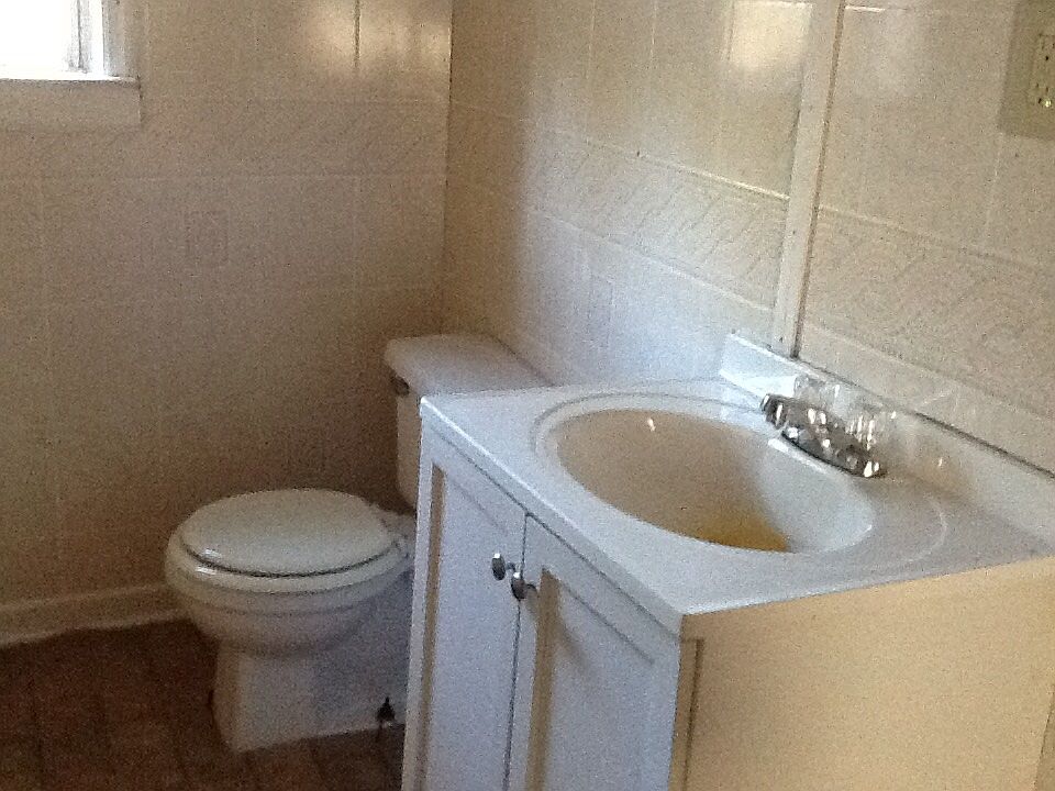 2nd image of 1300 Dunbar St