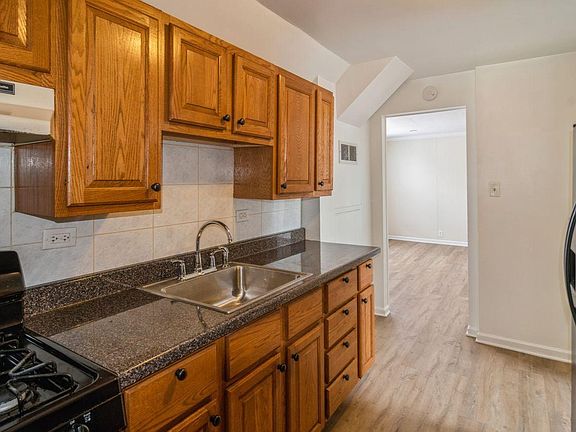 3rd image of 1021 Circle Ave #2