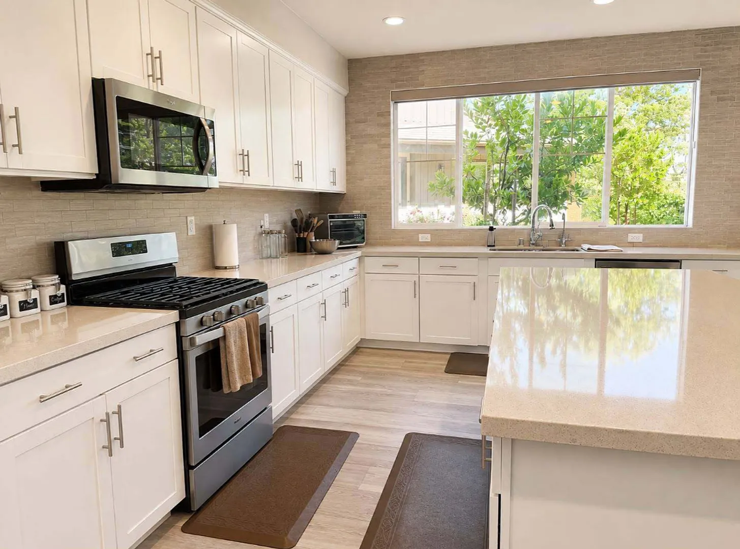 Stunning 4 bed, 2.5 bath end unit in Westerly neighborhood — Photo 3