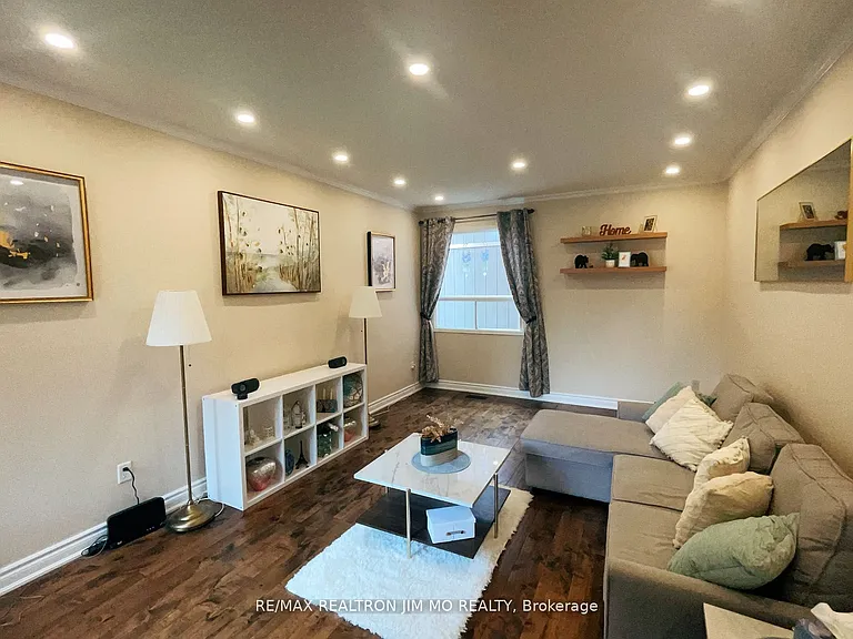 60 Silverbirch Pl — Photo 4