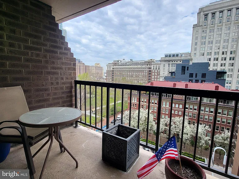 241 S 6th St #1202B — Photo 4