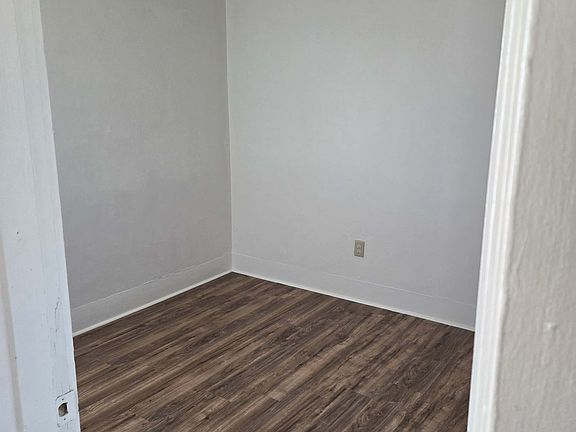 5th image of 2111 Darrow Ave
