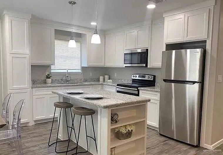 3 bed, 2.0 bath, 1100 sqft, $1,300 — Photo 4