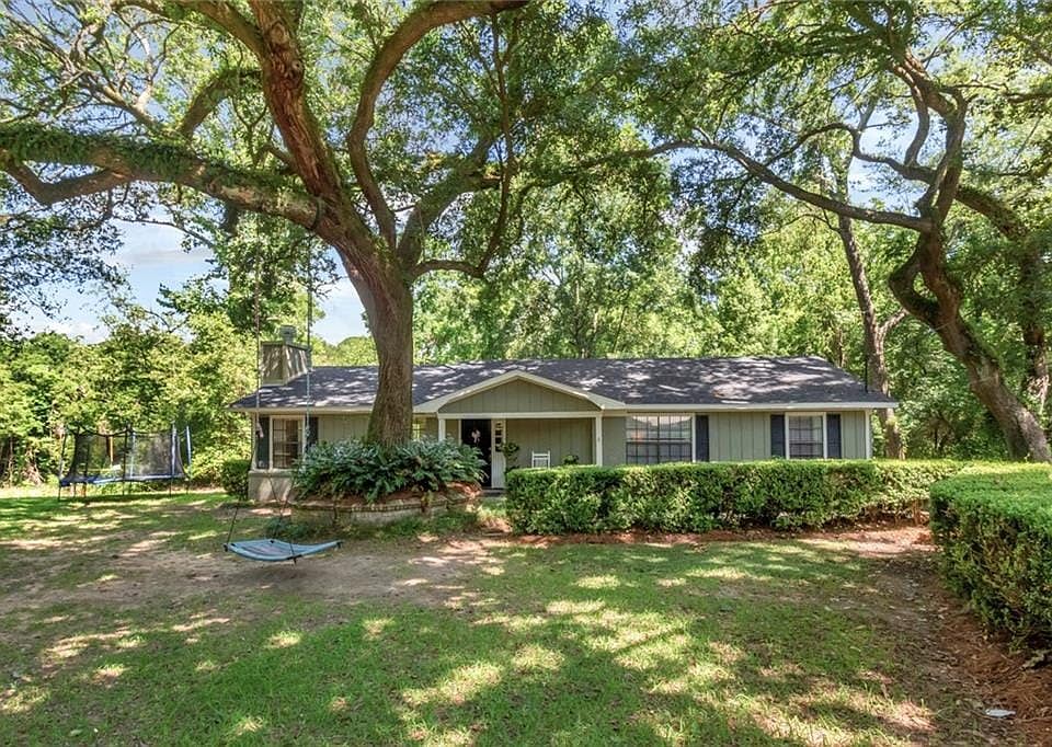 Welcome to 120 Hilltop Court, walking distance to the University of South Alabama.