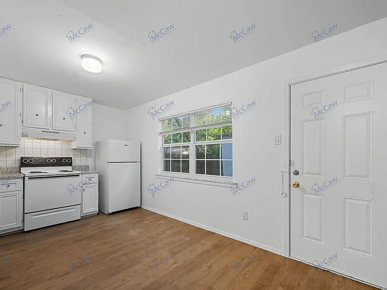 616 Moore St #D — Photo 6