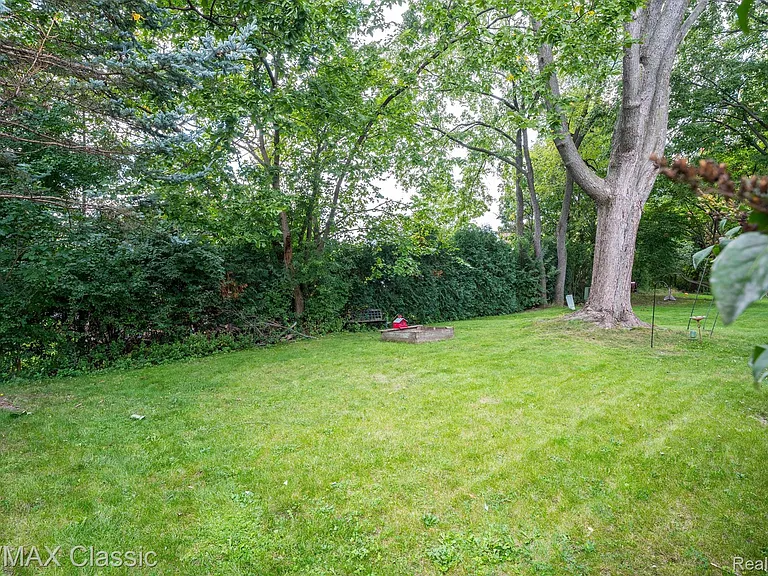 24323 Pinecrest St — Photo 26