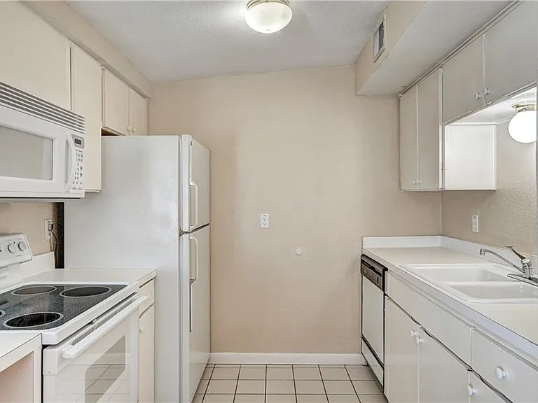 2408 Longview St #208 — Photo 6