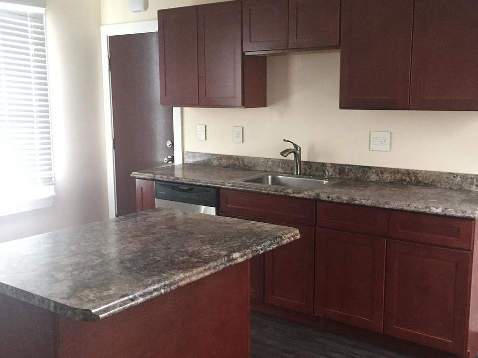 Newly renovated kitchen w.dishwasher & island