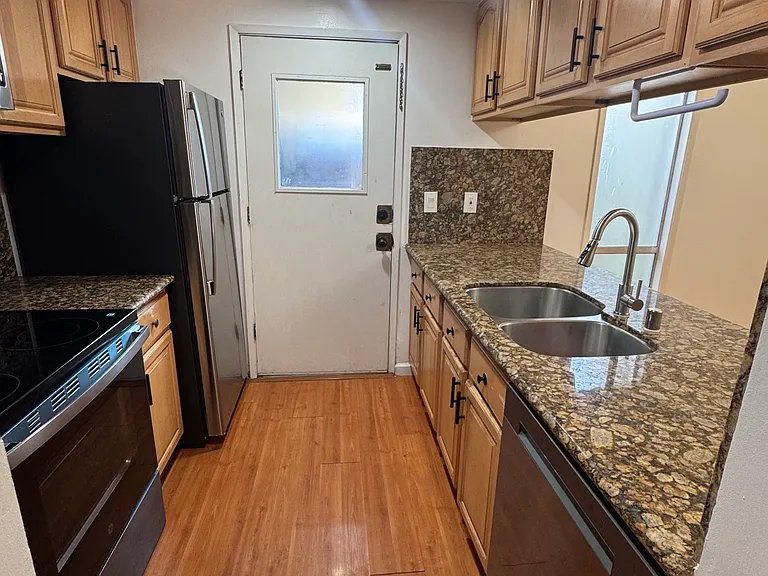 5637 Chestnut Cmn — Photo 2